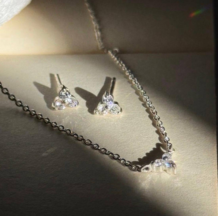 گوشواره میخی نقره عیار 925 سه پر نگیندار جواهری برند آی ام